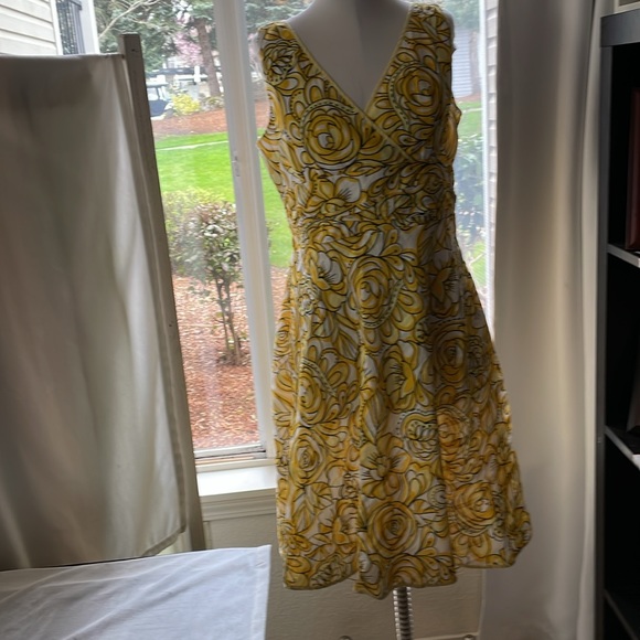 Women’s GNW DRESS Yellow Floral Pattern, Size 14 Zip Up, Very Comfortable - Picture 2 of 11